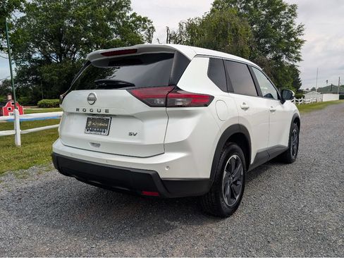Used 2024 Nissan Rogue SV FWD image 5