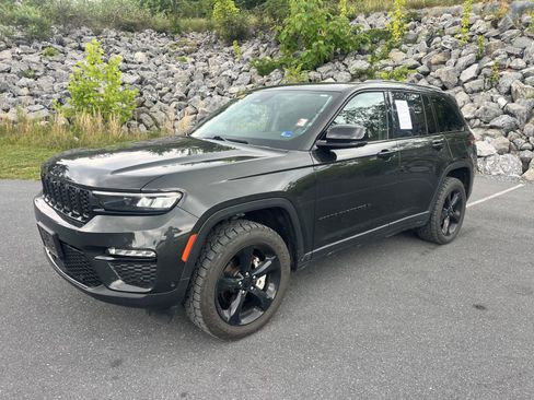 Used 2023 Jeep Grand Cherokee Limited w/ Luxury Tech Group II AWD/4WD image 4