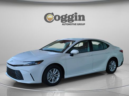 Used 2025 Toyota Camry LE image 1