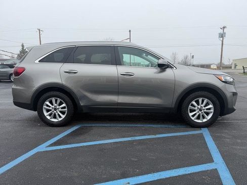 Used 2019 Kia Sorento LX w/ LX Convenience Package image 12