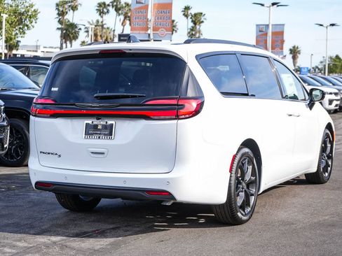 New 2026 Chrysler Pacifica Select FWD image 6