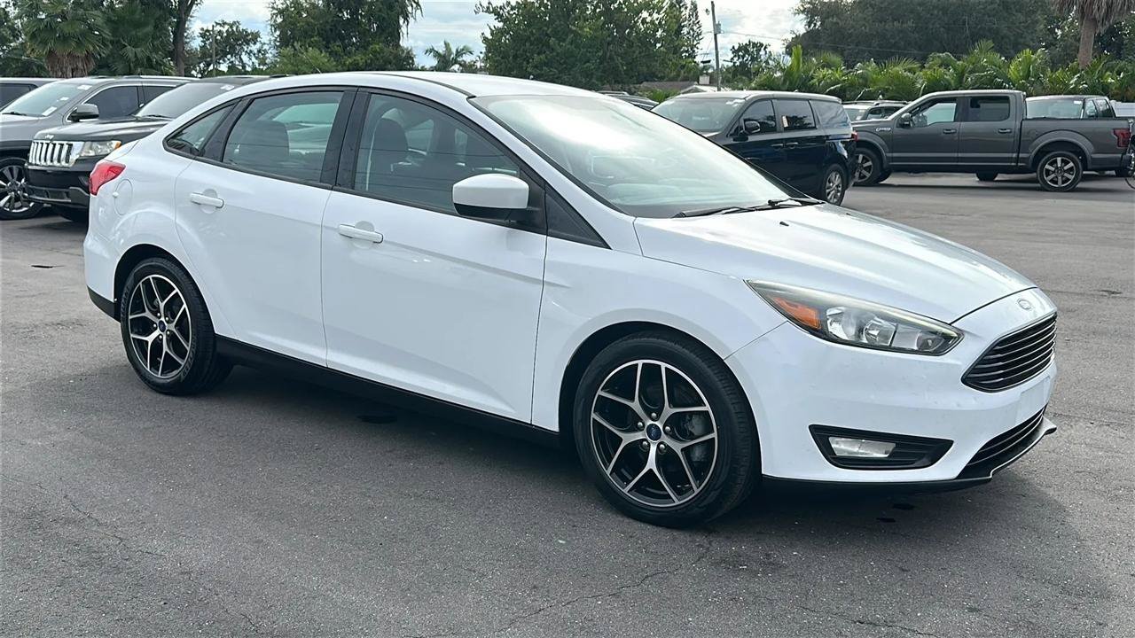 Used 2018 Ford Focus SE w/ SE Appearance Package FWD image 6
