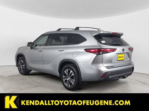 Used 2022 Toyota Highlander XLE AWD/4WD image 7