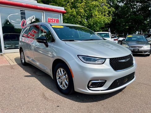 Used 2026 Chrysler Pacifica Select FWD image 2