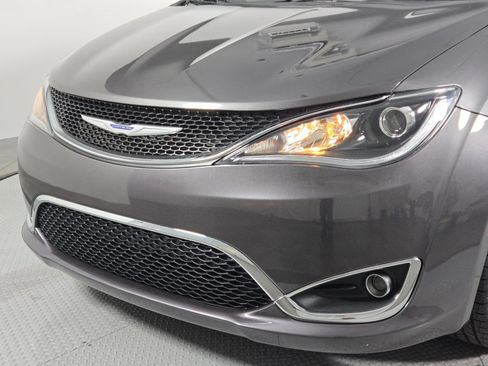 Used 2019 Chrysler Pacifica Touring Plus w/ Tire & Wheel Group FWD image 8