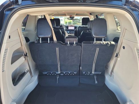 Used 2024 Chrysler Pacifica Touring-L image 29