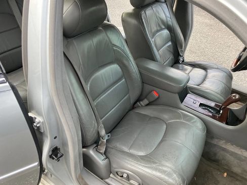 Used 2002 Cadillac De Ville DTS w/ Premium Equipment Pkg image 34