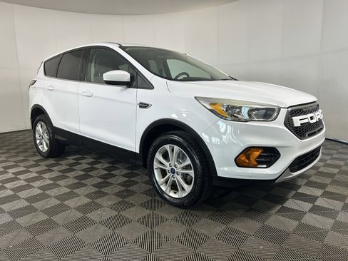 Used 2017 Ford Escape SE w/ SE Cold Weather Package image 4