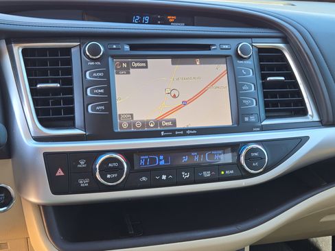 Used 2019 Toyota Highlander XLE image 30