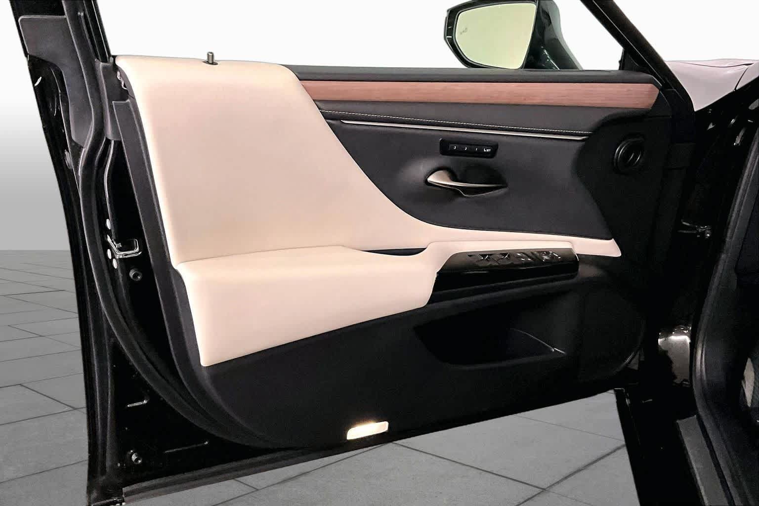Used 2025 Lexus ES 300h w/ Premium Package FWD image 22