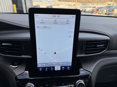 Used 2023 Ford Explorer Platinum w/ Premium Technology Package image 16