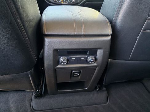 Used 2018 Chevrolet Traverse LT image 16