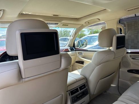 Used 2013 Lexus LX 570 4WD w/ Luxury Pkg image 23