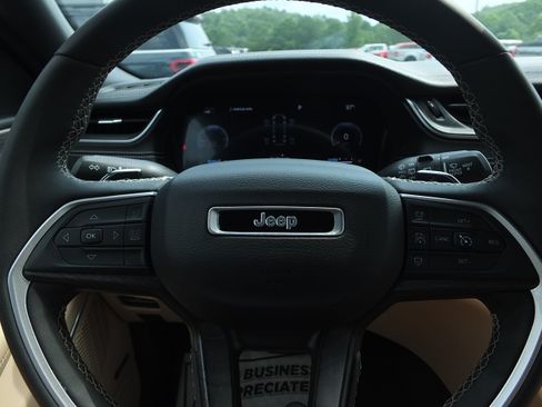 Used 2023 Jeep Grand Cherokee L Limited AWD/4WD image 21