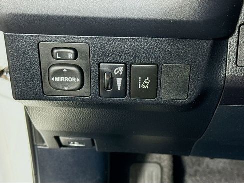 Used 2018 Toyota RAV4 LE FWD image 10