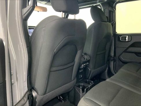 Used 2020 Jeep Wrangler Unlimited Sahara image 16