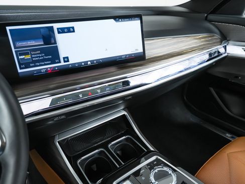 Used 2023 BMW 740i w/ Parking Assistance Package image 28