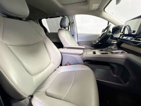 Used 2024 Toyota Sienna XLE FWD image 30