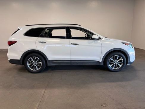 Used 2017 Hyundai Santa Fe SE image 2