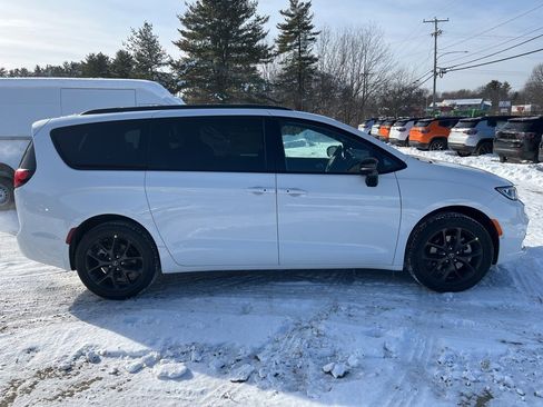 New 2026 Chrysler Pacifica Limited image 8