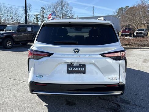 Used 2024 Toyota Sienna Platinum image 9