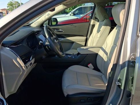 Used 2023 Cadillac XT4 Premium Luxury w/ Technology Package FWD image 8