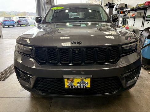 Used 2023 Jeep Grand Cherokee Limited w/ Luxury Tech Group II image 2