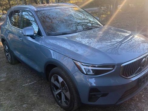 Used 2023 Volvo XC40 B5 Plus w/ Driver Assist Package image 12