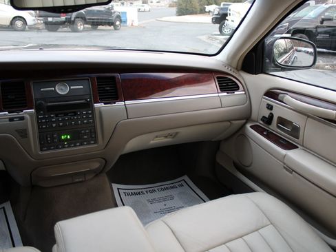 Used 2003 Lincoln Town Car Signature image 17