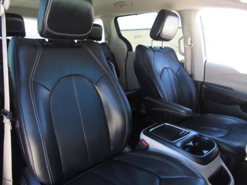 Used 2022 Chrysler Pacifica Touring-L image 10