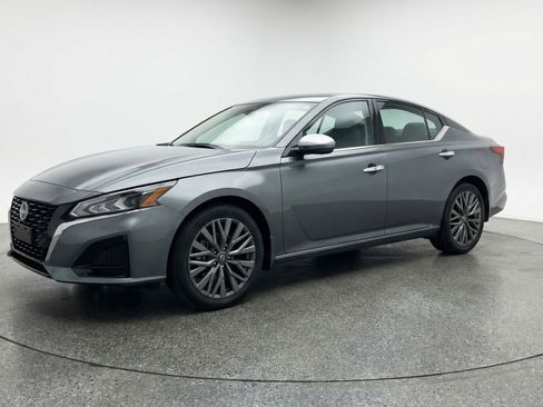 Used 2025 Nissan Altima 2.5 SV FWD image 3