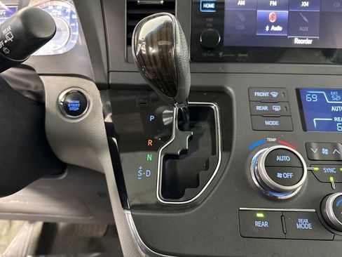 Used 2017 Toyota Sienna XLE image 17