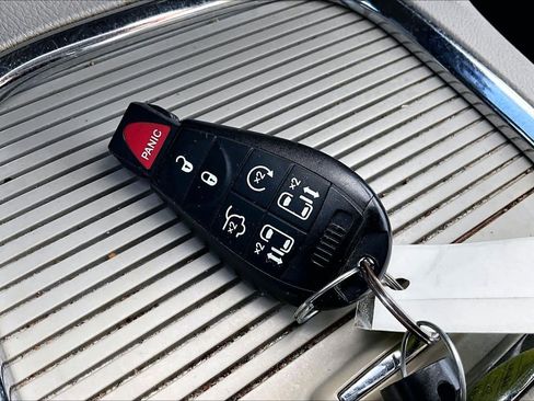 Used 2020 Dodge Grand Caravan SXT image 12