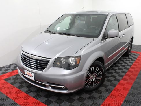 Used 2014 Chrysler Town & Country S FWD image 3