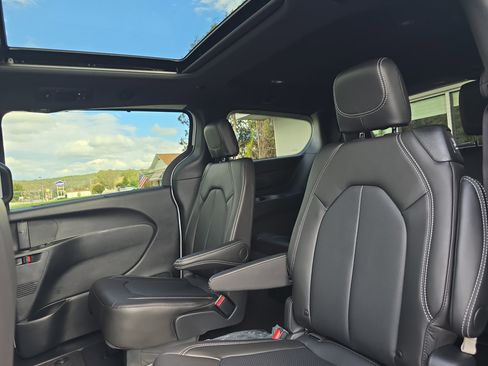New 2026 Chrysler Pacifica Select image 14