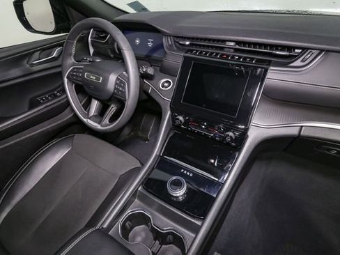 Used 2023 Jeep Grand Cherokee Altitude AWD/4WD image 19