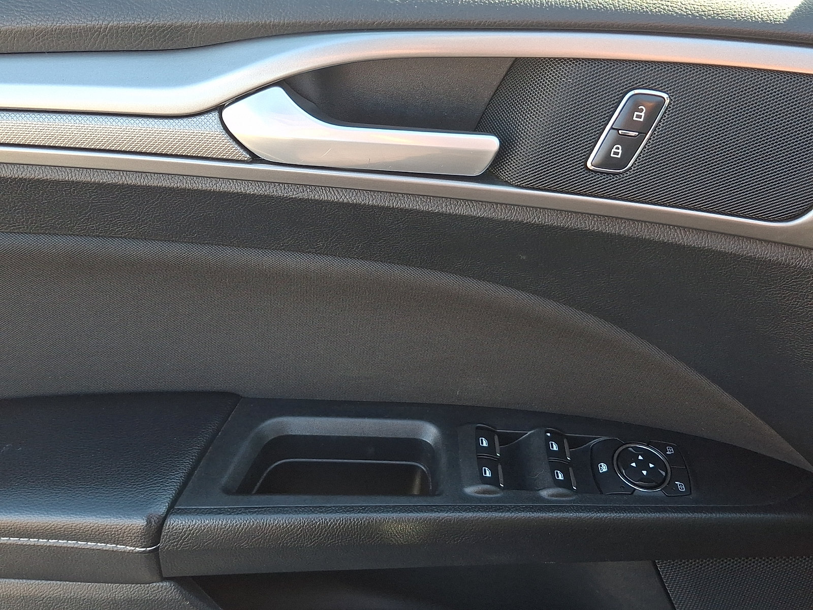 Used 2018 Ford Fusion SE w/ Fusion SE Technology Package FWD image 13