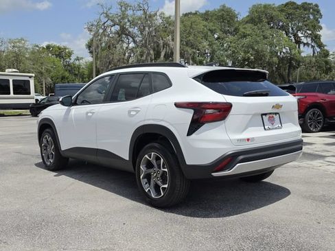 New 2026 Chevrolet Trax LT w/ LT Convenience Package FWD image 3