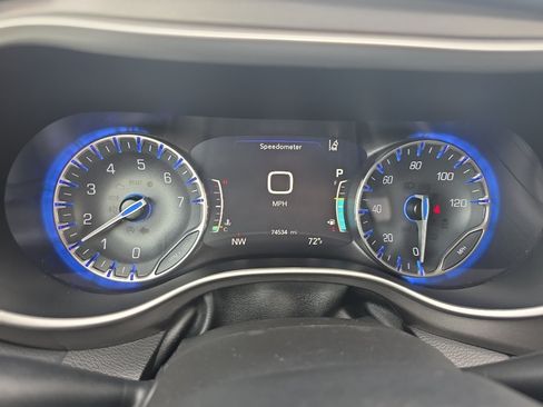 Used 2023 Chrysler Pacifica Touring-L FWD image 23