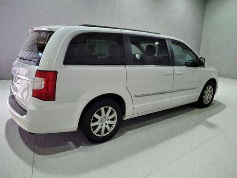 Used 2015 Chrysler Town & Country Touring w/ Driver Convenience Group image 23
