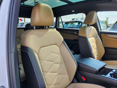 Certified 2024 Volkswagen Atlas Cross Sport SE w/ Panoramic Sunroof Package FWD image 8