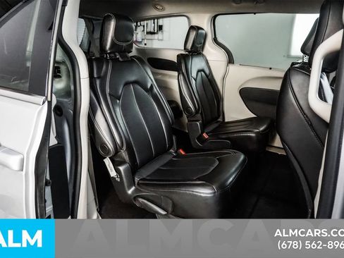 Used 2024 Chrysler Pacifica Touring-L image 21