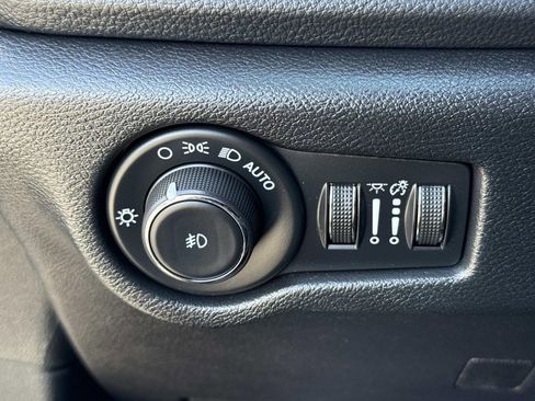 Used 2025 Chrysler Pacifica Limited image 41