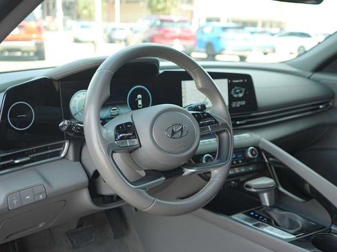 Used 2023 Hyundai Elantra SEL w/ Convenience Package FWD image 2