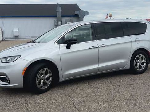 Used 2024 Chrysler Pacifica Limited FWD image 5