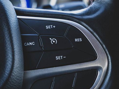 Used 2020 Chrysler Pacifica Touring-L image 15