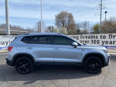 Used 2022 Volkswagen Taos SE FWD image 2