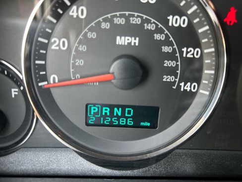 Used 2006 Jeep Commander Limited image 13