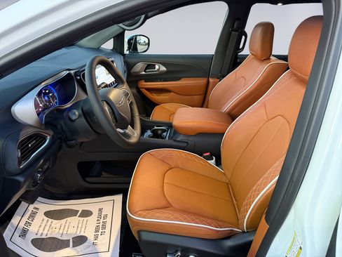New 2026 Chrysler Pacifica Pinnacle image 9