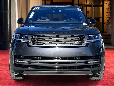 Used 2023 Land Rover Range Rover SE image 2